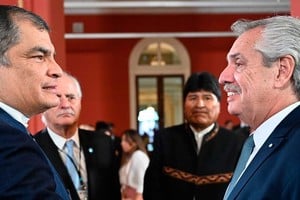 Correa estuvo con Fernández y habló del conflicto diplomático entre Argentina y Ecuador. 