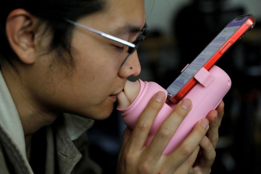 Un hombre "probando" la funcionalidad de los labios de silicona. Crédito: Reuters