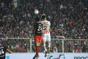 Franco Calderón y Enzo Pérez disputan la pelota, en una escena del partido que jugaron el año pasado en Santa Fe y que terminó con el triunfo por goleada de River (fue 5 a 1). Crédito: Manuel Fabatía