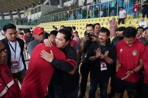 Erick Thohir, el presidente general de la Federación de Fútbold e Indonesia saluda a los jugadores de la sub 20.