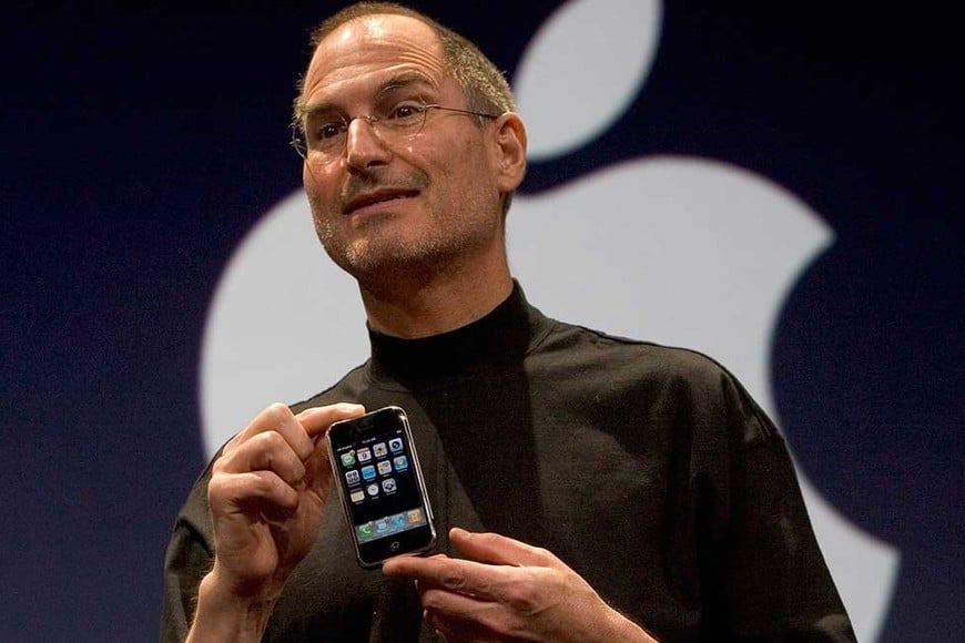 Jobs presentando el primer iPhone, en 2007. Otro hito en las comunicaciones móviles.