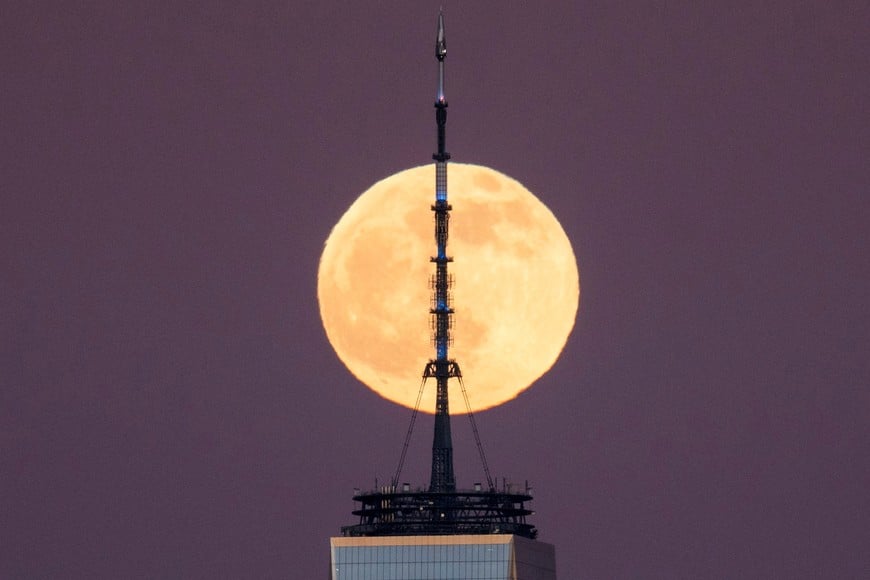 A full moon known as the Cold Moon rises behind the One World Trade Center in New York City as it is seen from Bayonne, New Jersey, U.S. December 29, 2020.  REUTERS/Eduardo Munoz     TPX IMAGES OF THE DAY