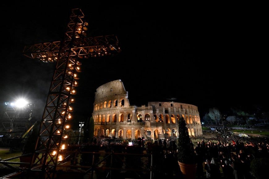 People attend the Via Crucis (Way of the Cross) procession during Good Friday celebrations at the Colosseum, which Pope Francis follows from Casa Santa Marta at the Vatican due to the intense cold, in Rome, Italy April 7, 2023.    Vatican Media/­Simone Risoluti/Handout via REUTERS    ATTENTION EDITORS - THIS IMAGE WAS PROVIDED BY A THIRD PARTY.