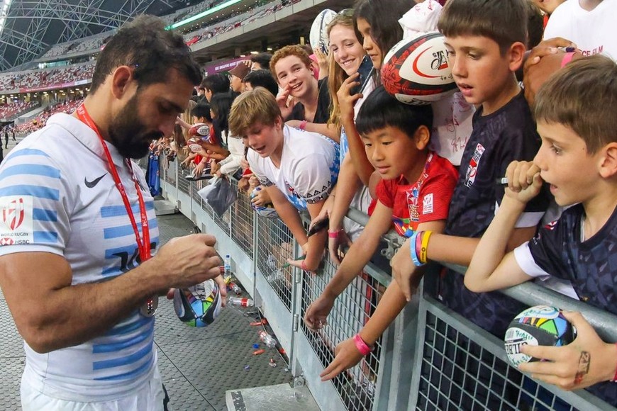 Gastón Revol. El cordobés llegó a los 450 partidos en el Circuito Mundial. Siempre es uno de los más requeridos para los autógrafos y fotos con los hinchas. Crédito: Prensa UAR.