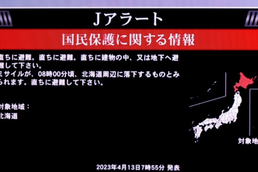 Un televisor mostrando la llamada "Alerta J" y remarcado con rojo la región de Hokkaido, de mayor riesgo en primera instancia. Crédito: Issei Kato / Reuters