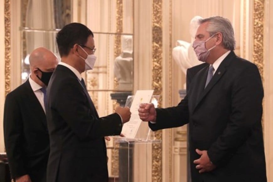 Alberto Fernández con el embajador vietnamita, Duong Quoc Thanh. Crédito: NA