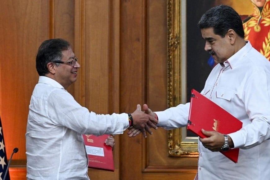 Gustavo Petro junto a Nicolás Maduro. Crédito: Federico Parra /AFP