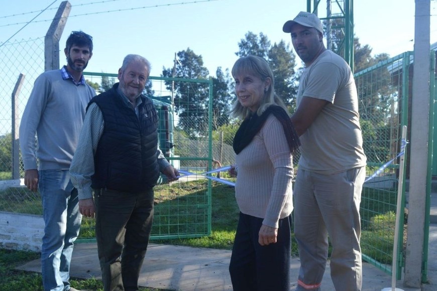 Beto Pallero y Marta Fantón, junto Pablo del Priete, ingeniero del Gobierno de Monte Vera, y Paulo Batistela, encargado del área de Agua Potable, en el corte de cintas de inauguración de la obra.