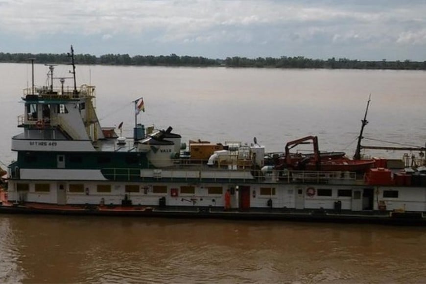 Una de las embarcaciones hundidas sobre el Paraná correntino.