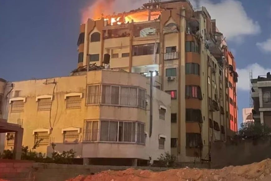 Testigos dijeron que una explosión alcanzó el último piso de un edificio de apartamentos en la ciudad de Gaza. Créditos: Mohammed Salem/ Reuters