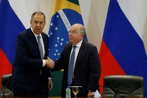 (230417) -- BRASILIA, 17 abril, 2023 (Xinhua) -- El ministro de Relaciones Exteriores brasileño, Mauro Vieira (d), estrecha la mano del ministro de Relaciones Exteriores ruso, Sergey Lavrov (i), después de una conferencia de prensa en el Palacio de Itamaraty, en Brasilia, Brasil, el 17 de abril de 2023. (Xinhua/Lucio Tavora) (lt) (oa) (ah) (ce)