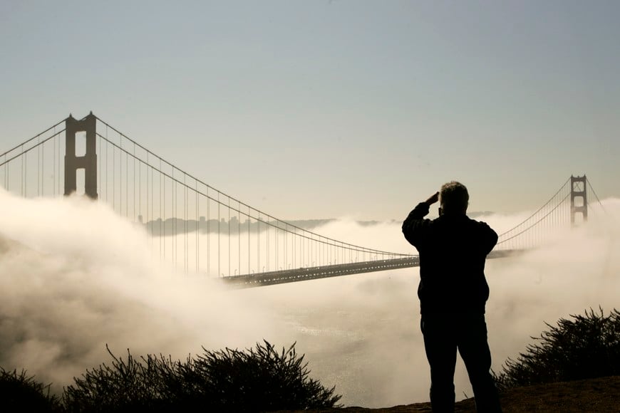 USA/ - Marin County resident John Martiniin takes photographs of the fog-shrouded Golden Gate Bridge from the Marin Headlands in Sausalito, California September 24, 2008.  REUTERS/Robert Galbraith (UNITED STATES) eeuu california  eeuu puente golden gate cubierto por niebla