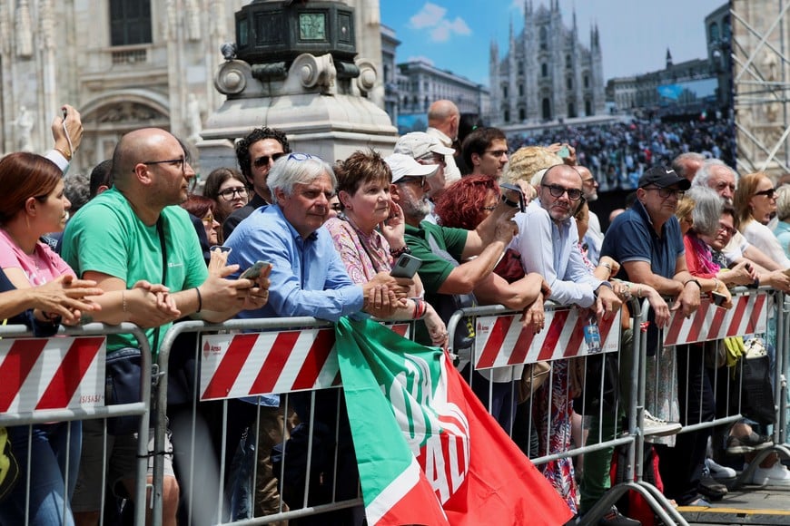 People gather outside the Duomo Cathedral on the day of the funeral of former Italian Prime Minister Silvio Berlusconi, in Milan, Italy June 14, 2023. REUTERS/Claudia Greco