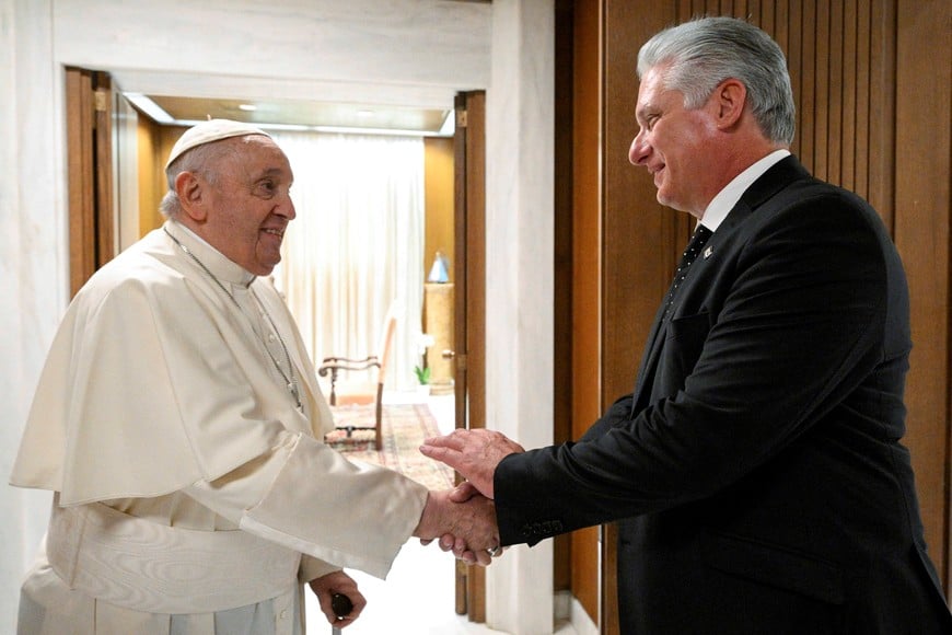 Pope Francis meets with Cuban President Miguel Diaz-Canel at the Vatican, June 20, 2023.  Vatican Media/­Handout via REUTERS    ATTENTION EDITORS - THIS IMAGE WAS PROVIDED BY A THIRD PARTY.
