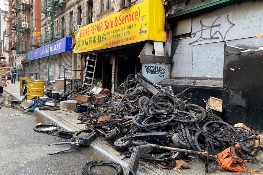 4 muertos en NY tras incendio en taller de bicicletas electricas