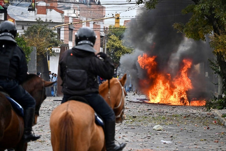 Demonstrators clash with police during violent protests against the approval of a reform to the provincial constitution, in San Salvador de Jujuy, Argentina June 20, 2023. REUTERS/Charly Soto 
NO RESALES. NO ARCHIVES