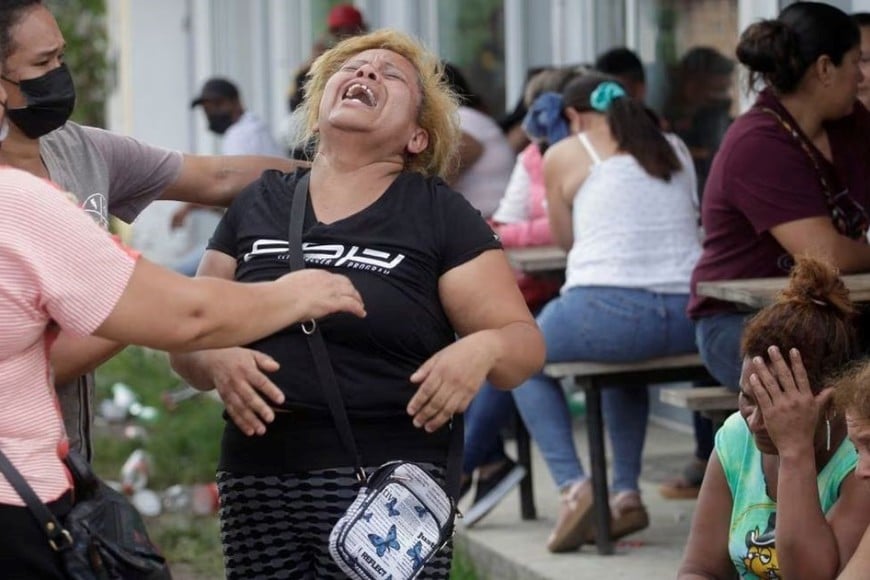 Personas tratan de consolar a una mujer con familiares dentro del penal mientras esperan noticias.Créditos: Fredy Rodriguez/ Reuters