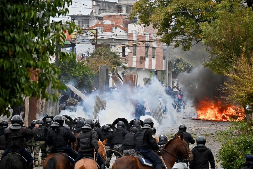 Demonstrators clash with police during violent protests against the approval of a reform to the provincial constitution, in San Salvador de Jujuy, Argentina June 20, 2023. REUTERS/Charly Soto   NO RESALES. NO ARCHIVES  TPX IMAGES OF THE DAY