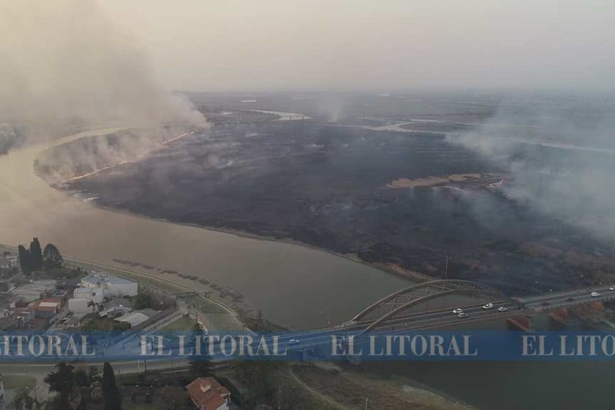 Desde el aire: quema de pastizales a metros del Puente Carretero