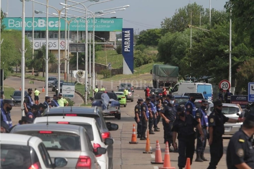 En fotos: caos en el tránsito por la movilización de la hinchada de Colón a Paraná