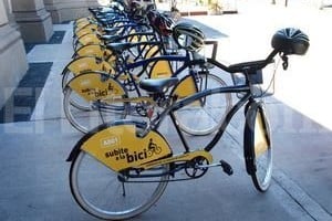 ELLITORAL_36853 |  Prensa Municipalidad Santa Fe Las bicicletas están identificadas con propaganda municipal.