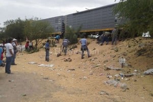 ELLITORAL_138123 |  Periodismo Ciudadano / WhatsApp Este domingo empleados ferroviarios trabajaban en la zona para sacar al tren de allí