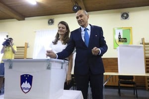 ELLITORAL_212970 |  AP - Internet Janez Jansa, el candidato del Partido Demócrata Esloveno de ultraderecha, vota en las elecciones parlamentarias en un centro de votación en la capital de Eslovenia, Liubliana, el 3 de junio de 2018.