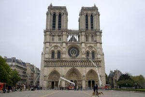 Archivo (190416) -- PARIS, 16 abril, 2019 (Xinhua) -- Bomberos inspeccionan la dañada catedral de Notre Dame después de un incendio, en el centro de París, capital de Francia, el 16 de abril de 2019. El incendio que ha devastado la catedral parisina de Notre Dame fue extinguido tras 15 horas desde su inicio, confirmaron el martes los bomberos. (Xinhua/Alexandre Karmen) (jg) (ah)