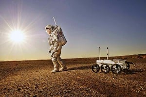 ELLITORAL_377392 |  Archivo La foto (de 2013) muestra un integrante del grupo de diez astronautas y técnicos que simuló durante un mes un viaje y exploración en tiempo real a Marte, experimento realizado al pie de las dunas del desierto marroquí de Merzuga. Ahora, el  pequeño Ingenuity  sobrevoló ese planeta.