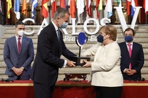 ELLITORAL_410647 |  Casa Real Felipe V de España y Ángela Merkel