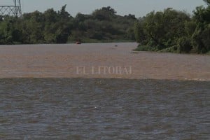 ELLITORAL_206233 |  Mauricio Garín Dos ríos. Este viernes se distinguían con claridad los dos tonos en la confluencia del río Santa Fe con el Canal de Acceso, frente al Puerto.