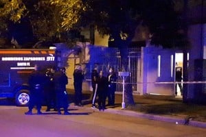 ELLITORAL_228597 |  Danilo Chiapello El momento en que policías y peritos trabajan en la casa de Francia 1100 la noche del 24 de octubre
