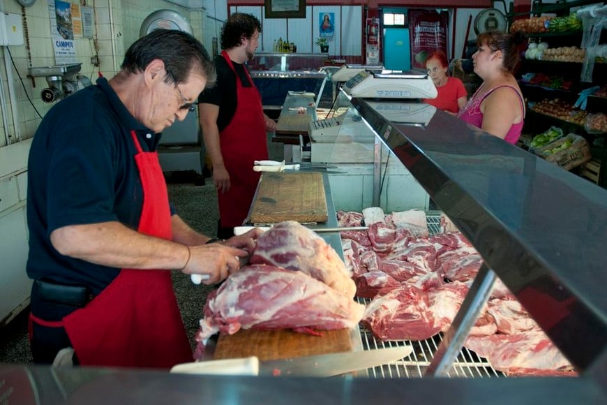 ELLITORAL_342835 |  Archivo zzzznacp2NOTICIAS ARGENTINAS BAIRES, FEBRERO 9: (ARCHIVO) Más allá de la advertencia 
oficial de importar carne si los precios no bajan, los dueños de 
las carnicerías aseguraron hoy que los cortes volverán a subir en 
marzo como consecuencia del "tarifazo" en las boletas de luz que 
dispuso el Gobierno.
Foto NA: MARCELO CAPECEzzzz