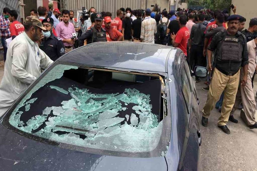 ELLITORAL_310468 |  Reuters Así quedó un vehículo tras el ataque en la Bolsa de Karachi.