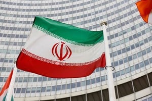 ELLITORAL_413740 |  Reuters La bandera iraní flamea en el frente de la Agencia Internacional de Energía Atómica, en Viena (Austria).