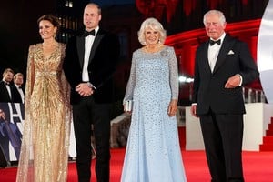 ELLITORAL_407464 |  Getty Kate Middleton, el príncipe Guillermo, Camilla de Cornualles y Carlos de Inglaterra en el estreno de ´Sin tiempo para morir´.