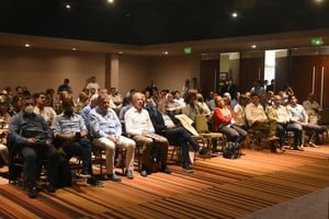 ELLITORAL_438340 |  Luis Cetraro Negri, Naidenoff, Fascendini, Scarpin y Morales escuchando uno de los paneles en los salones del centro de convenciones del Casino santafesino en la cumbre radical.