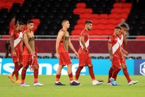 Soccer Football - FIFA World Cup Qualifier - Australia v Peru - Al Rayyan Stadium, Al Rayyan, Qatar - June 13, 2022
Peru players look dejected after the match REUTERS/Mohammed Dabbous