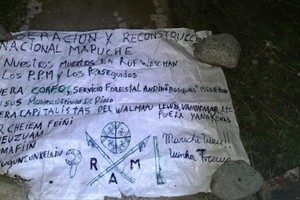 La nota que dejaron los atacantes en la oficina de la Dirección de Bosques incendiada este fin de semana en Chubut.
