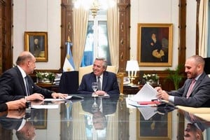 El gobernador mantuvo reuniones en Casa Rosada y luego anunció el acuerdo acompañado del ministro Guzmán.