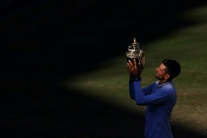 El tenista serbio ganó su cuarto trofeo de Wimbledon consecutivo. Foto: Reuters