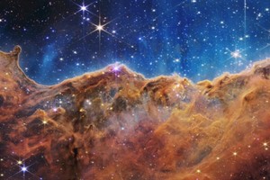 Estrellas bebés en la Nebulosa de Carina, donde la radiación ultravioleta y los vientos estelares forman paredes colosales de polvo y gas.  Crédito: NASA