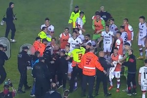 La pelea final involucró a futbolistas, policías y persona de seguridad. Crédito: transmisión ESPN