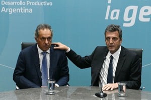 El designado ministro de economía, Sergio Massa, se reunió con Daniel Scioli en la sede del ministerio de desarrollo productivo.