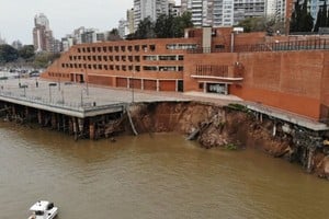 El 23 de julio del año pasado se desmoronó un importante explanada del Parque España, ubicado en la costanera de Rosario. Crédito: Fernando Nicola (drone) / Archivo El Litoral