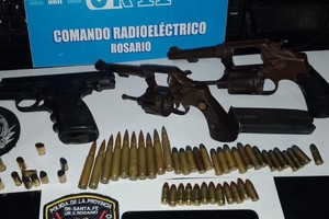 En la ciudad de Rosario se llevaron a cabo dos procedimientos, uno de ellos con secuestro de una pistola calibre 9mm, dos revólveres y municiones de distintos calibres.
