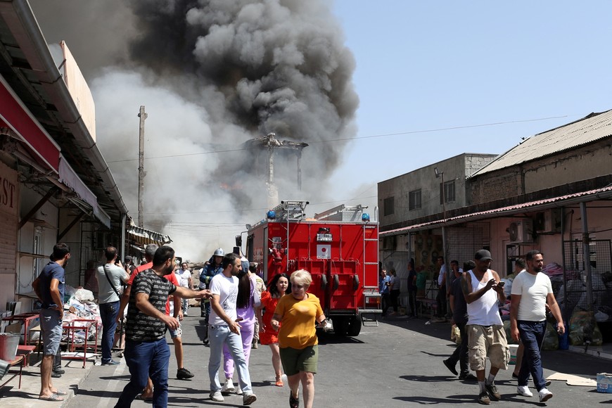 Importantes dotaciones de bomberos trabajan en el lugar. Crédito: Vahram Baghdasaryan / Reuters