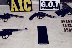 Las cuatro armas de fuego secuestradas durante las requisas.