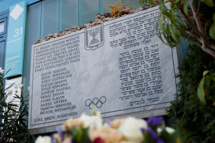 La lápida conmemorativa en la casa del equipo israelí, donde comenzó el ataque. Crédito: Leonhard Foeger