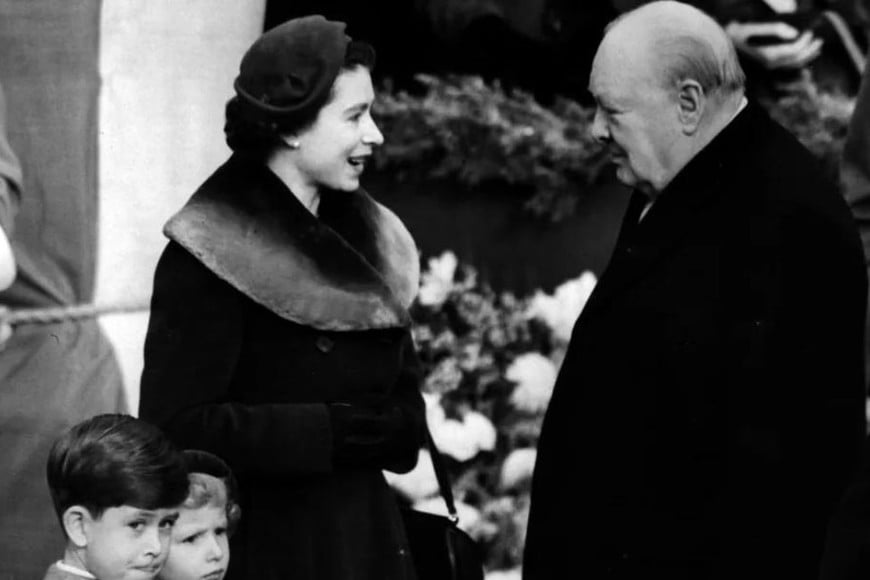 Isabel II junto a Winston Churchill.